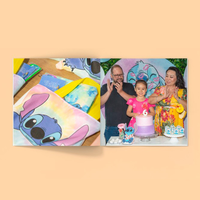 Álbum fotográfico quadrado em exemplo