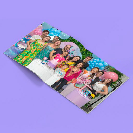 Adolescente celebrando seu aniversário de 15 anos em São Paulo, estourando um tubo de confetes dourados, com a mãe e duas crianças ao redor, capturando a euforia e a alegria da festa de aniversário em São Paulo e foto de Bruno Arita