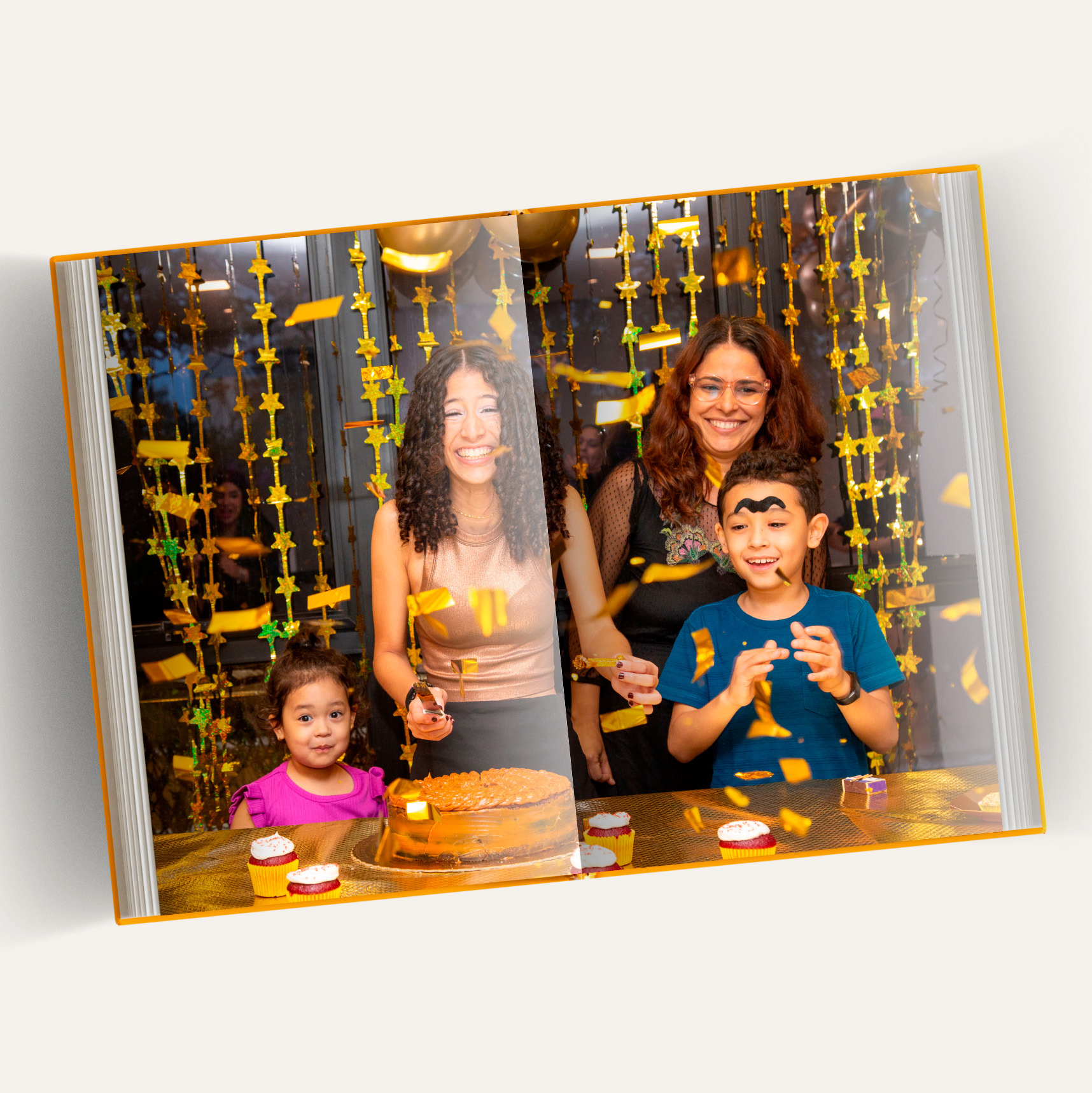 Álbum fotográfico profissional aberto, mostrando uma foto 180º em abertura panorâmica aproveitando o espaço todo.