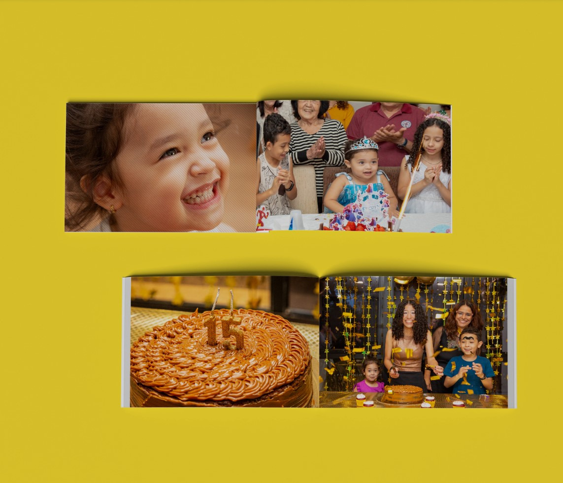 Dois álbuns fotográficos em modo paisagem abertos mostrando a diagramação