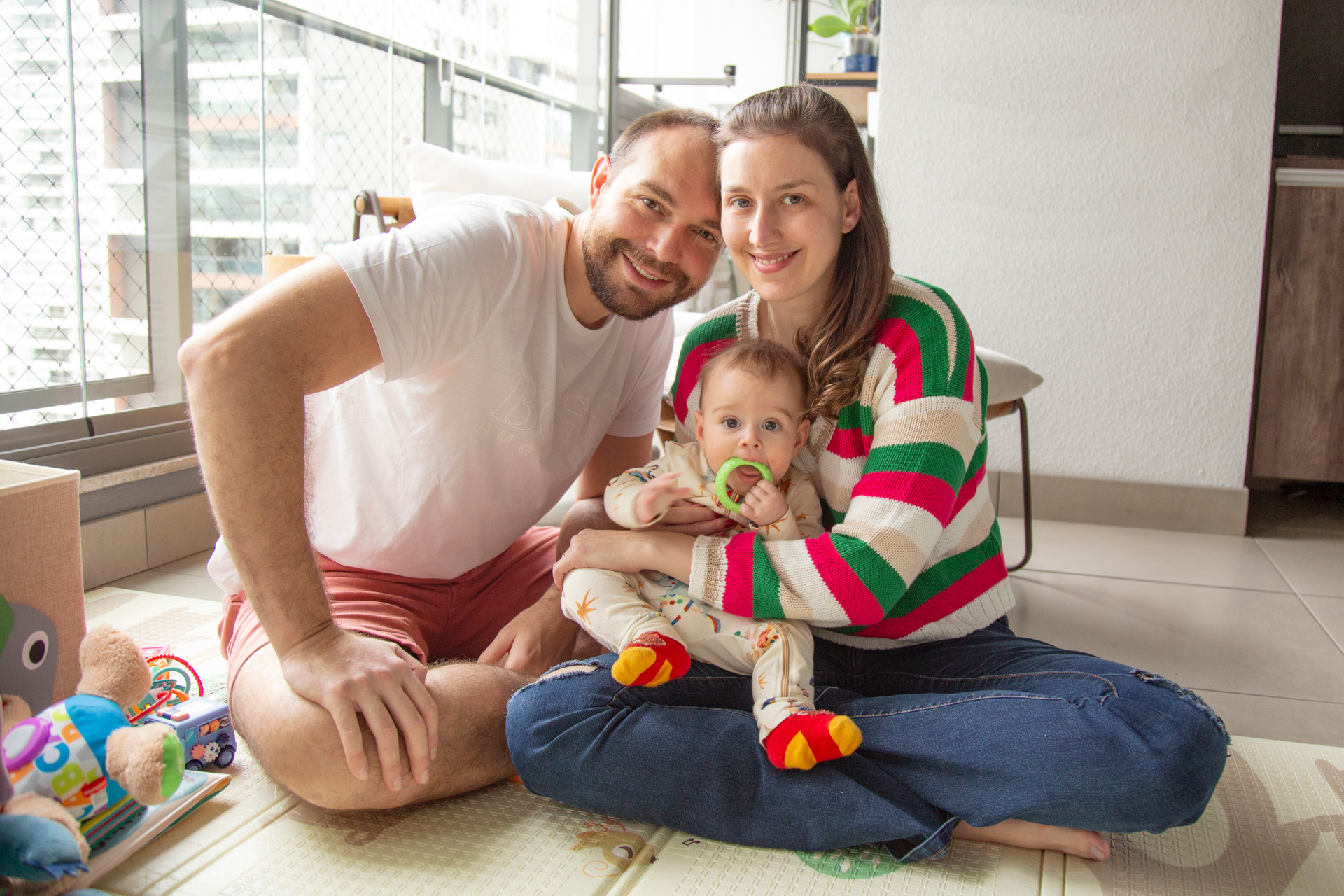 Foto de família em Preto e Branco em momento de brincadeira e espontaneidade, fotografia por Bruno Arita, fotógrafo Senior
