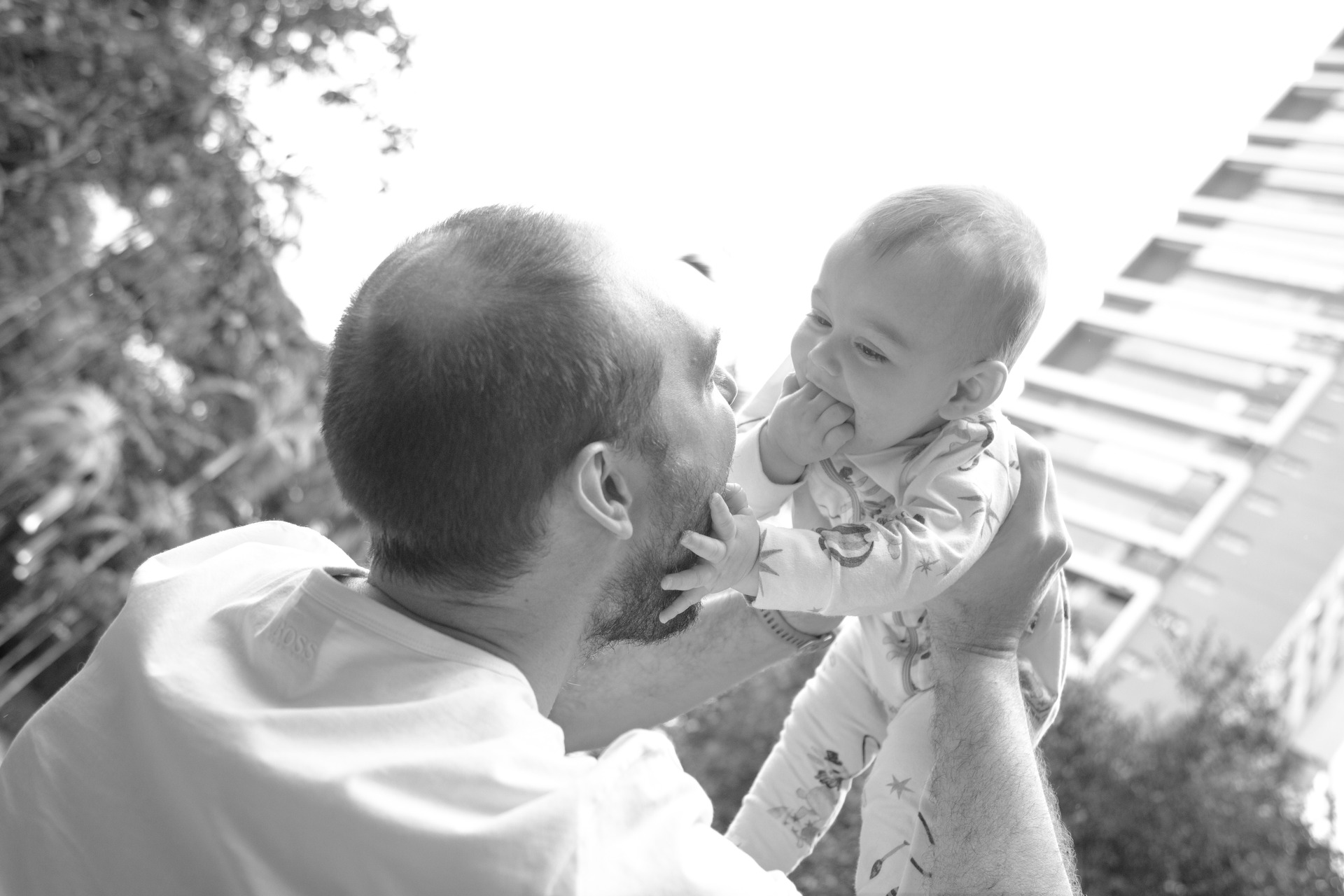 Detalhe de ensaio fotográfico de família estilo lifestyle, com foco em abraços espontâneos e sorrisos verdadeiros, fugindo de poses tradicionais de estúdio