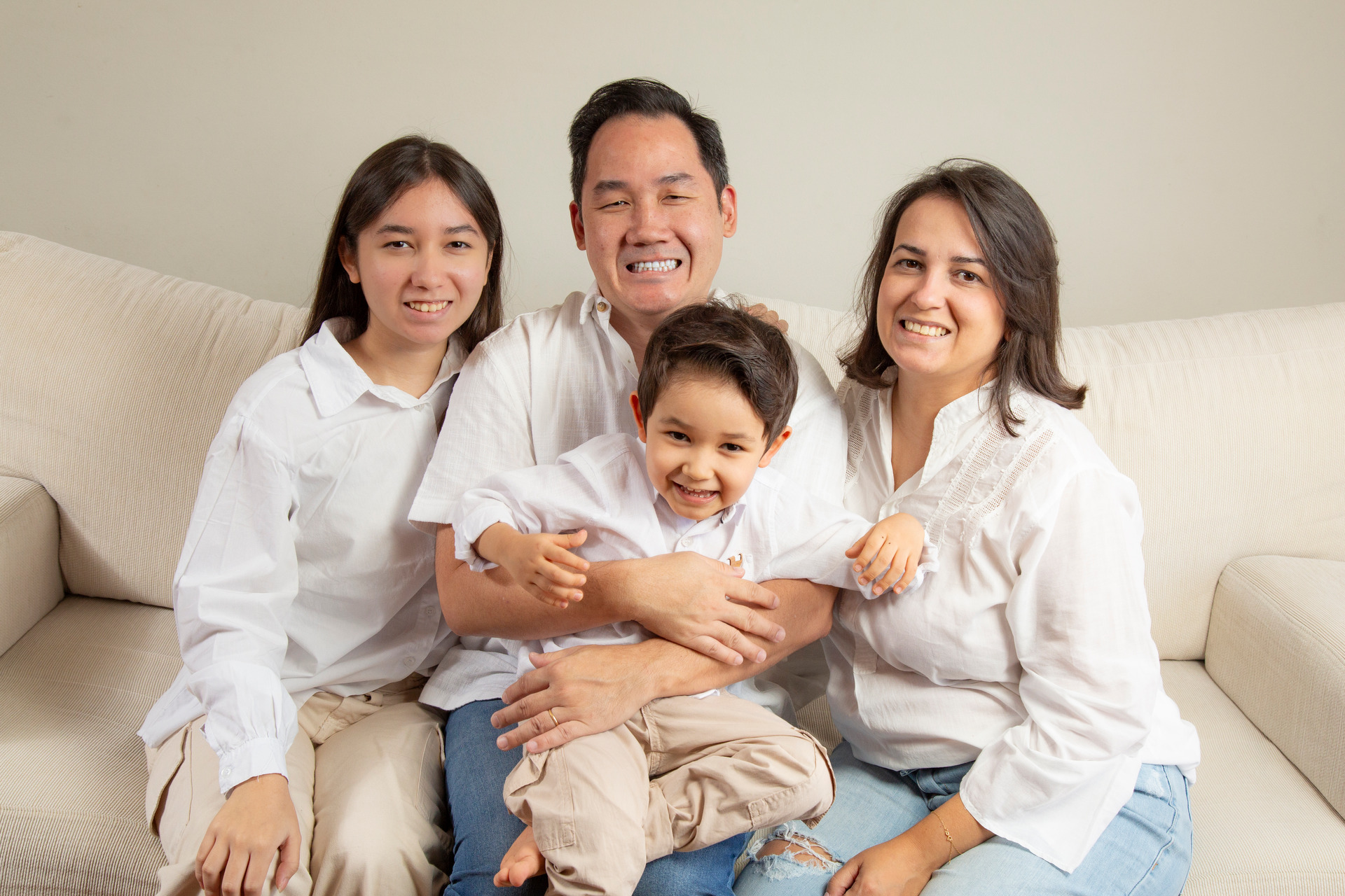 Fotografia de família mostrando momento de brincadeira e alegria no conceito de home story por Bruno Arita fotógrafo