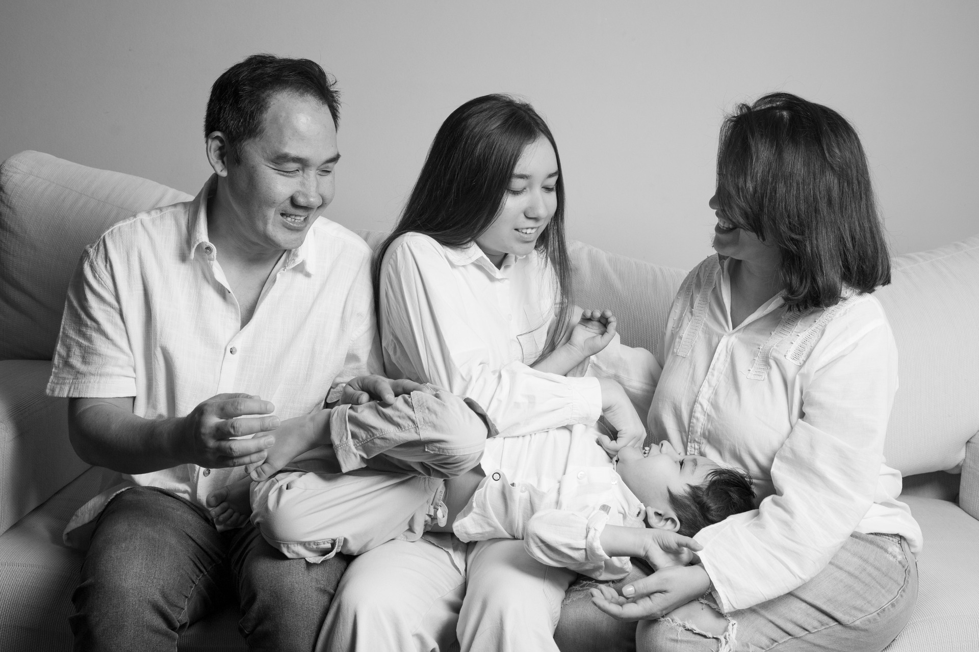 Foto de família em Preto e Branco em momento de brincadeira e espontaneidade, fotografia por Bruno Arita, fotógrafo Senior