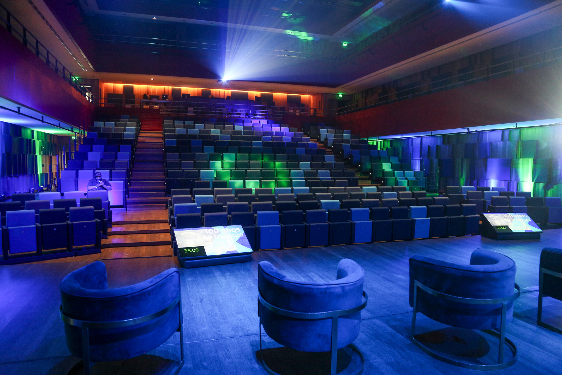 Visão do palco de um pequeno salão de teatro para conferências e apresentações corporativas