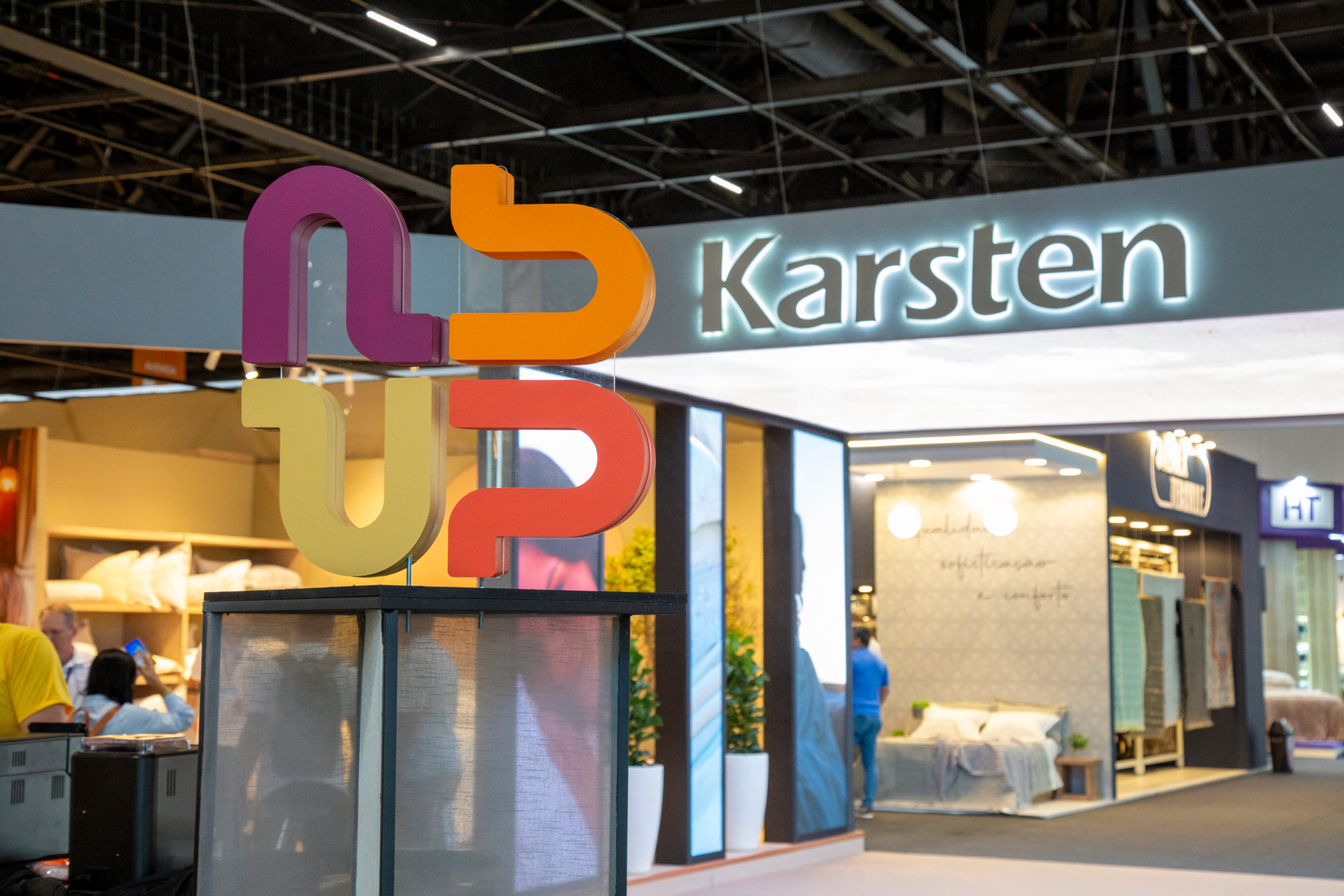 Plano aberto de cobertura fotográfica para Karsten na Abup Show por Bruno Arita