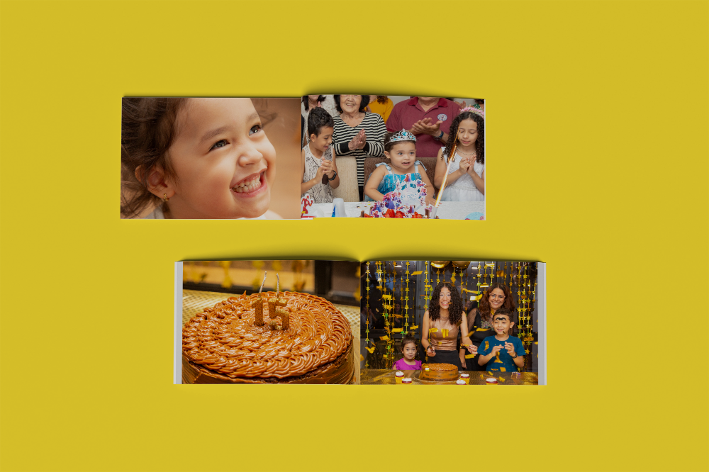 Imagem de topo de dois álbuns de fotos abertos sobre um fundo amarelo vibrante. O álbum de cima mostra o close de uma criança sorrindo e uma festa de aniversário. O álbum de baixo destaca um bolo de chocolate com velas do número 15 e uma família celebrando um aniversário de debutante. A imagem ilustra a importância de imprimir memórias em papel. Fotografia de Bruno Arita.