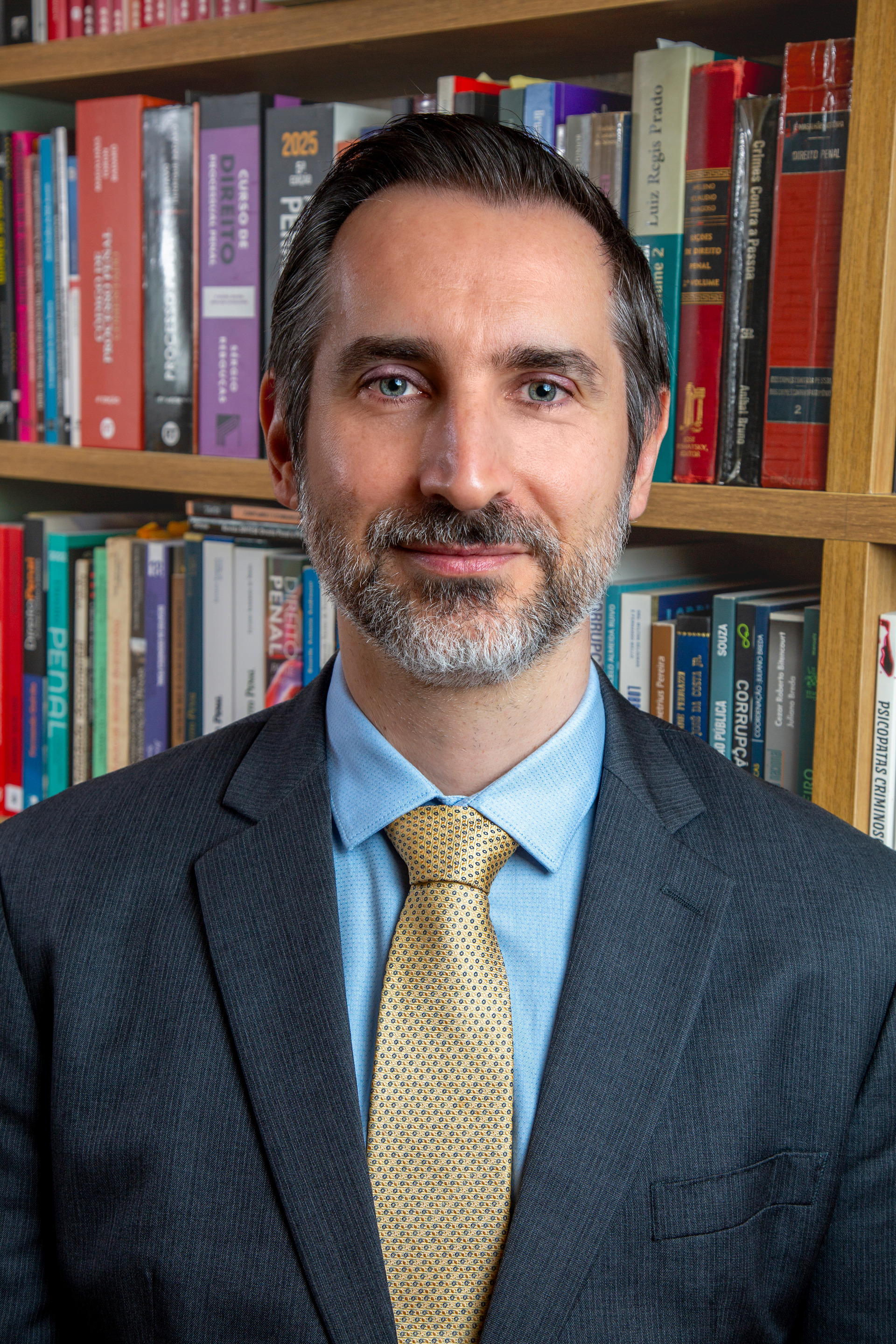 Retrato corporativo profissional de um homem de negócios, com expressão confiante, ideal para perfis profissionais e materiais de empresa por Bruno Arita