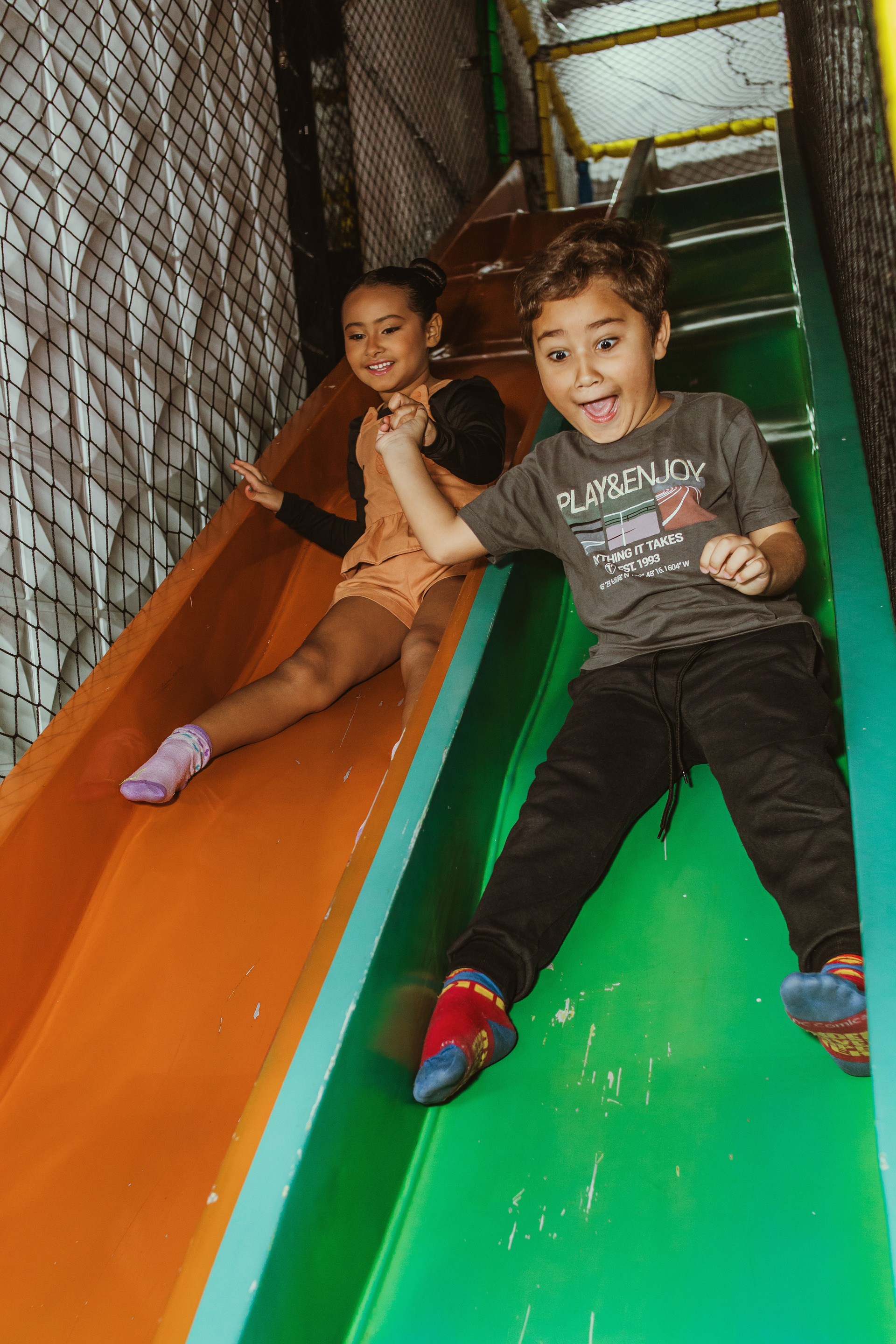 crianças no escorregador se divertindo em festa infantil em santos