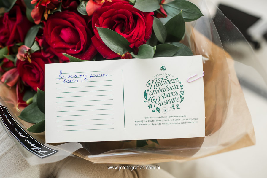 buque de presente, com rosas vermelhas e astromélias acompanhado de um bilhete romântico.