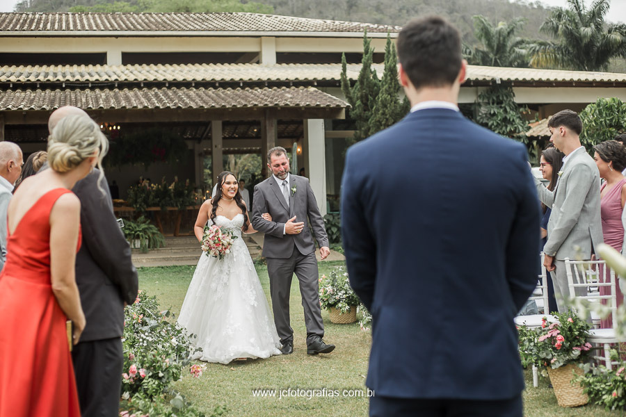 noiva entrando na cerimonia, sorrindo