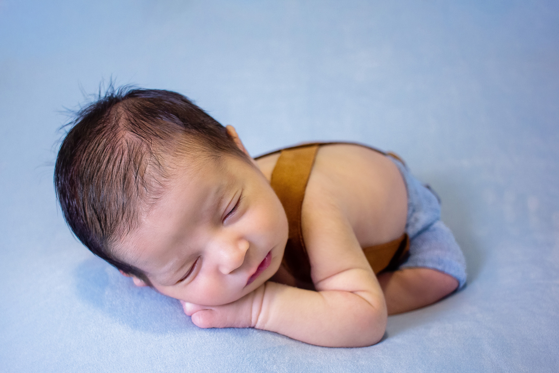 Pés de uma bebê com um coração