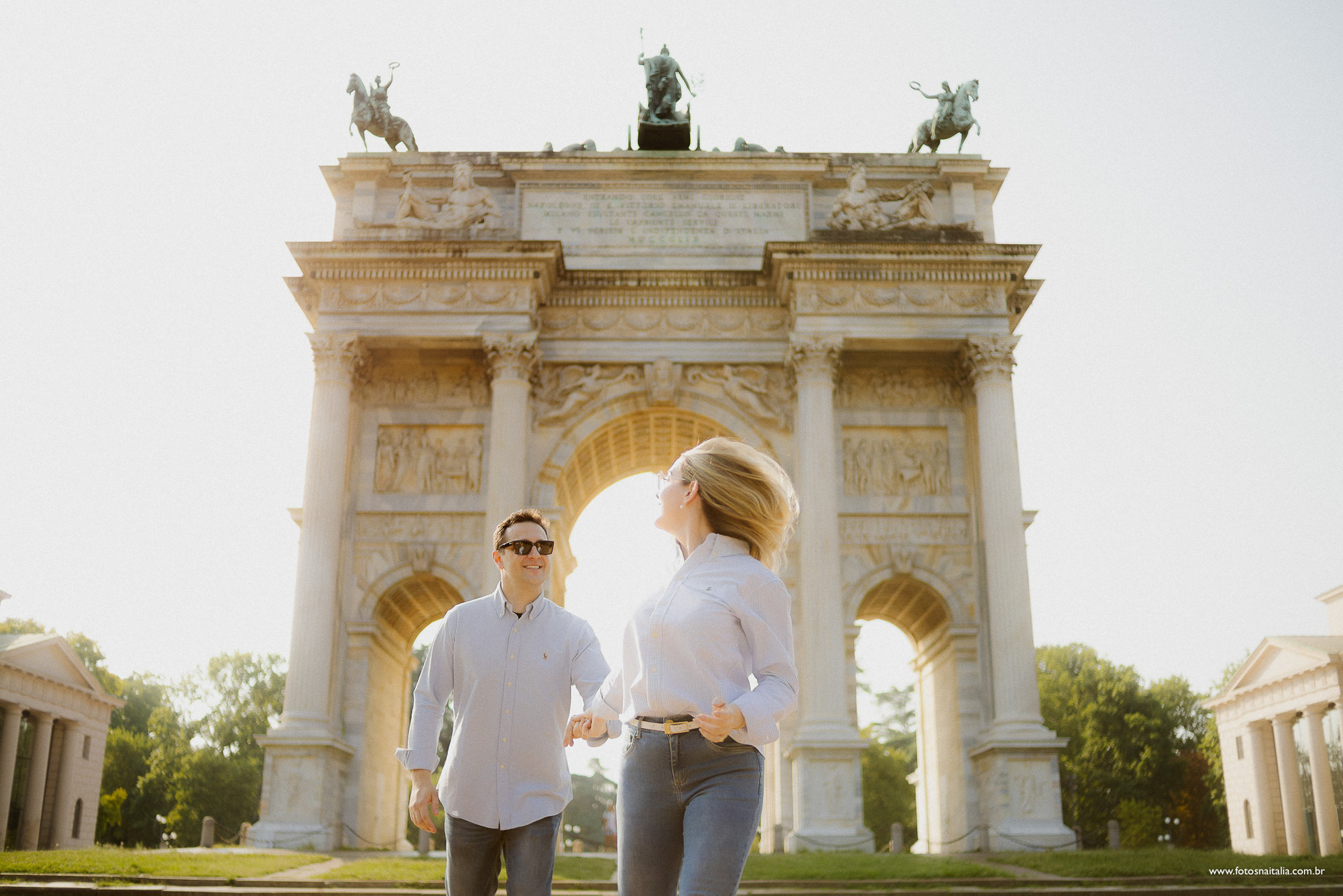 casal ensaio romantico no arco della pace em milão na itália