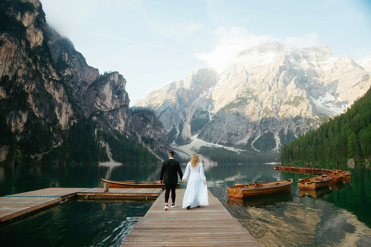 ensaio de fotos tipo elopment wedding no Lago di Braies nas Dolomitas com casal e noiva