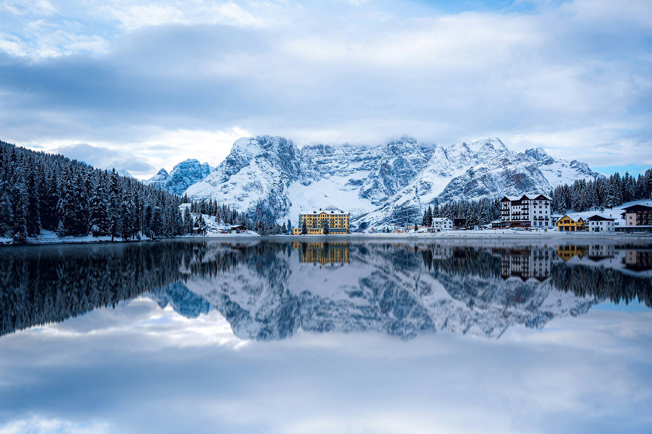 Lago di Misurina nas dolomitas congelado para ensaio fotográfico cheio de neve