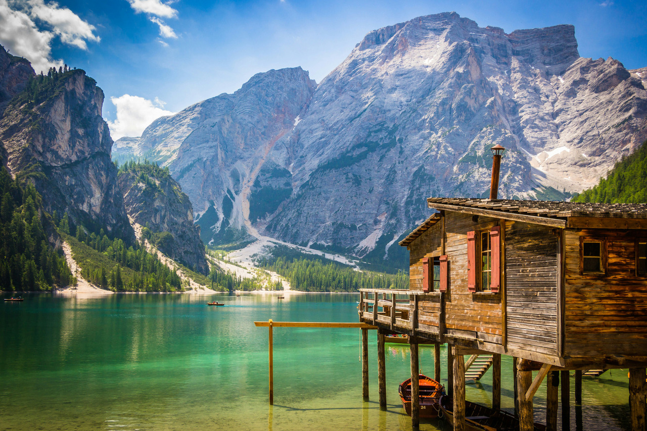 Lago di Braies descongelado no verão para fotos de casal tipo elopement wedding
