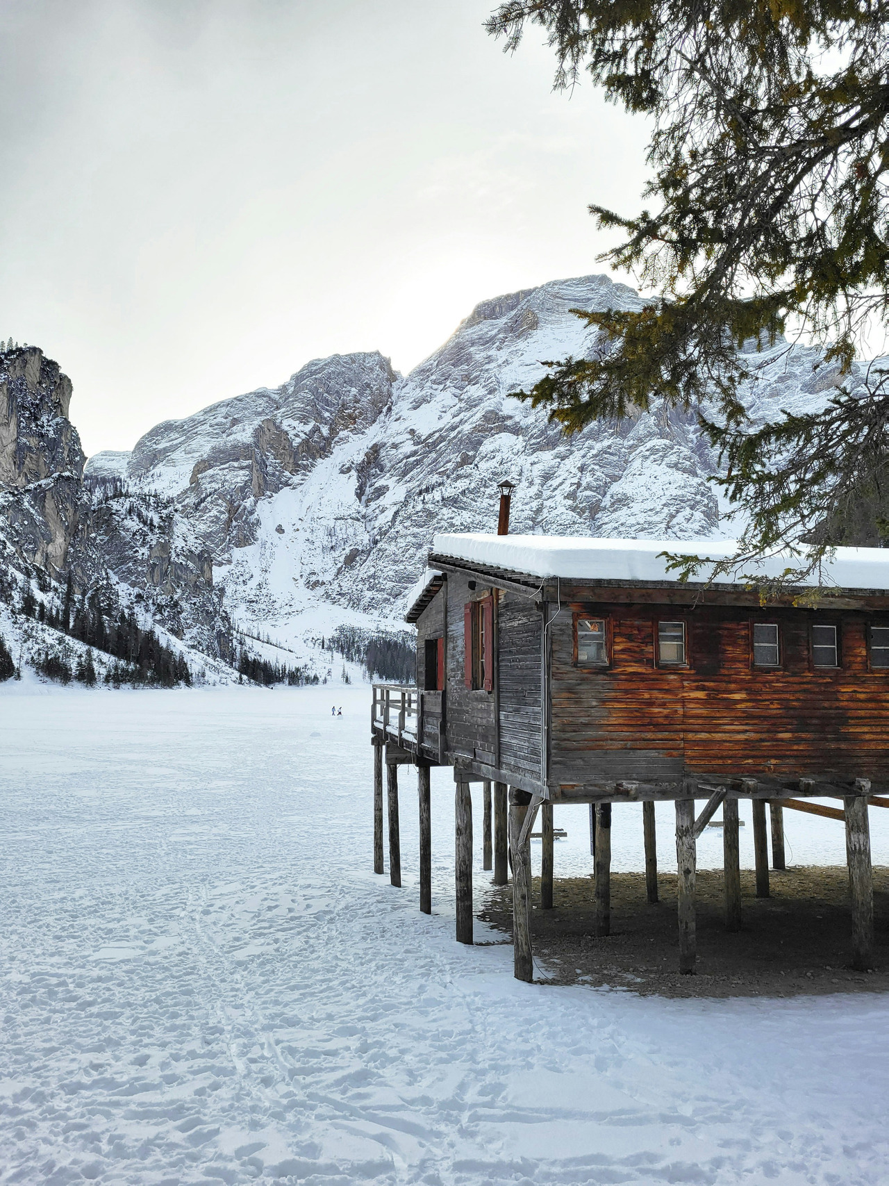 lago di braies congelado inverno dolomitas patinação