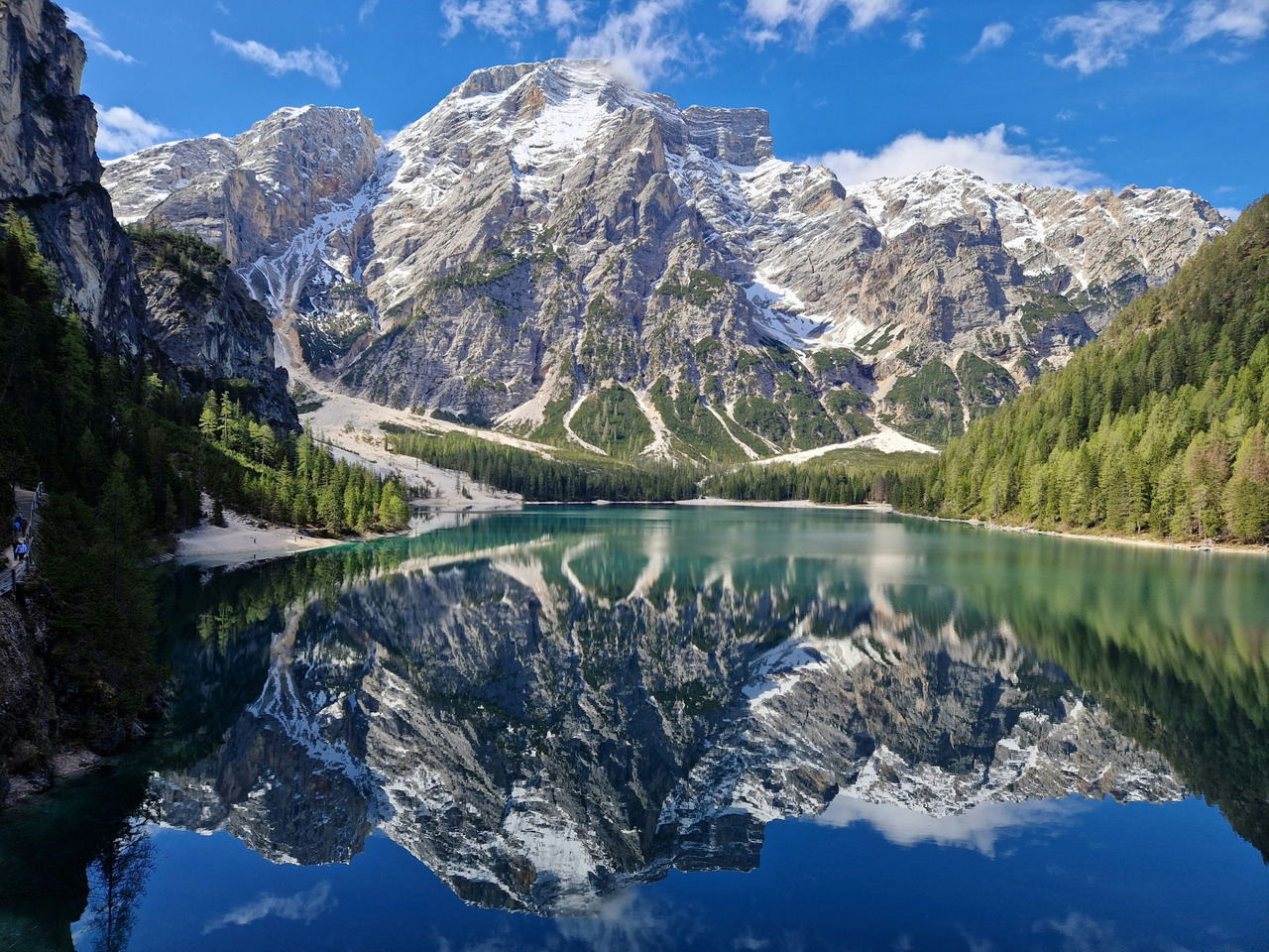 lago di braies nas dolomitas espelhado para ensaio fotográfico