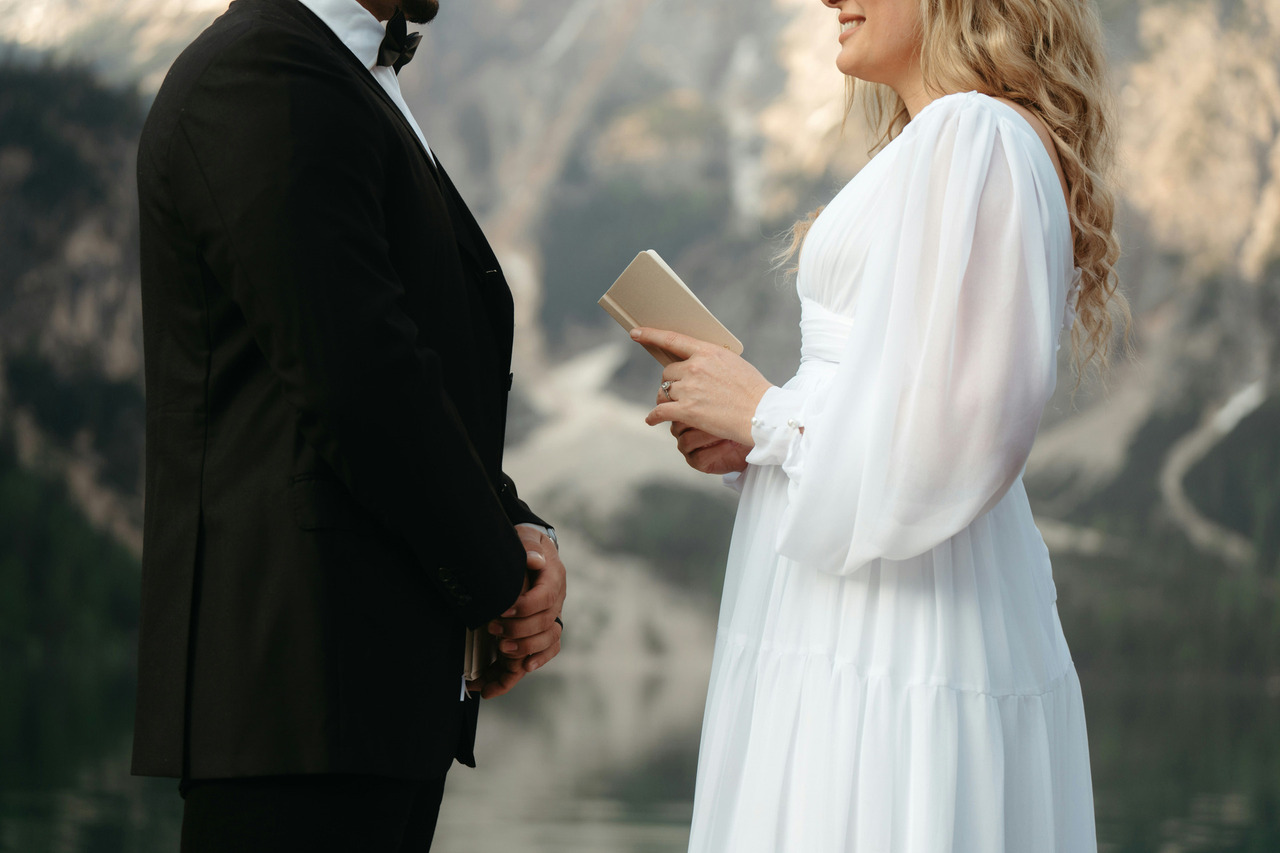 foto de noivos em casamento tipo elopement na itália no Lago di braies