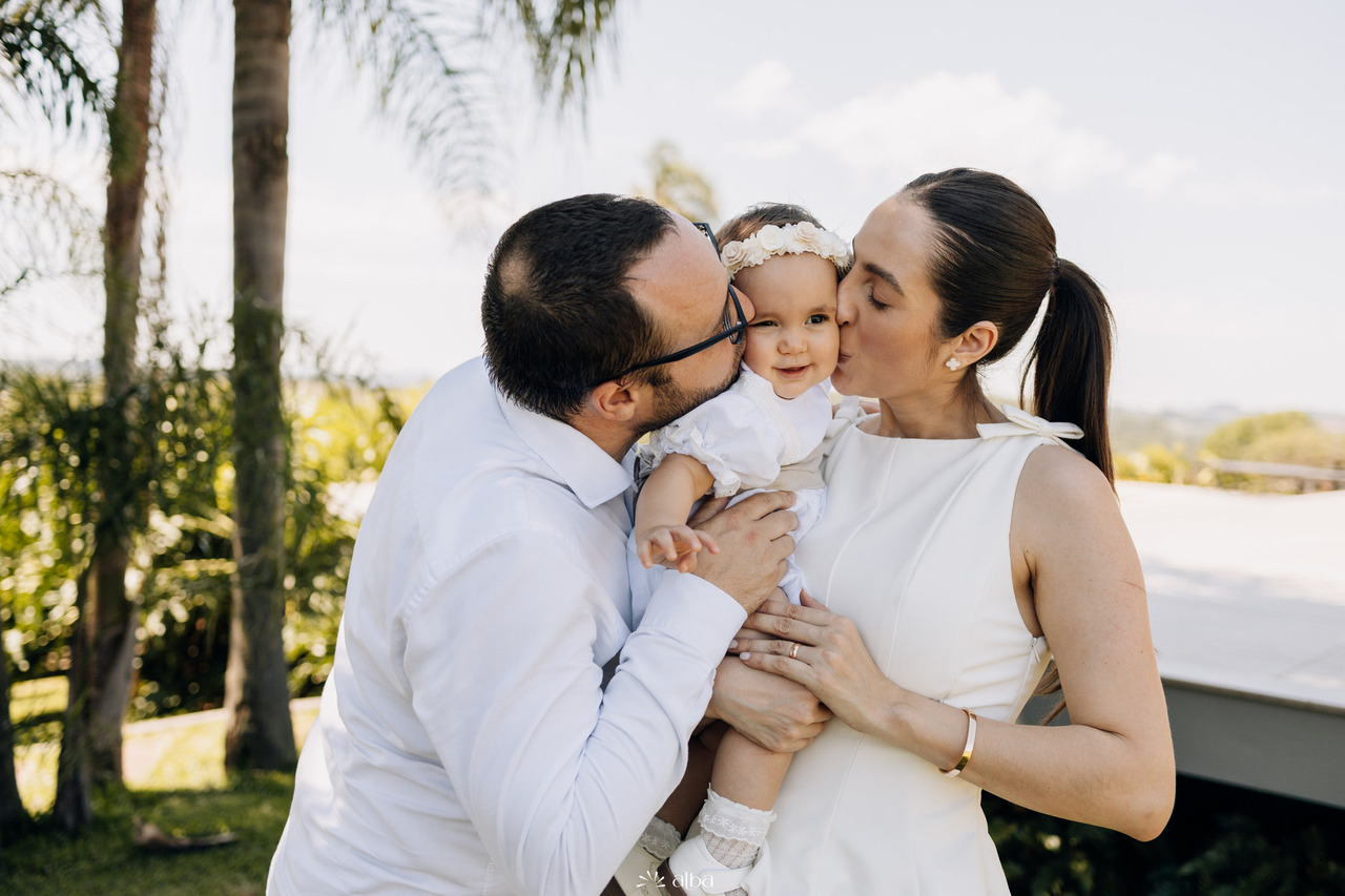 Encontro delicado entre crianças durante o batizado da Amália na Igreja São Cristóvão, em Lajeado, mostrando a leveza e a conexão familiar do momento. Foto: Alba Estúdio.