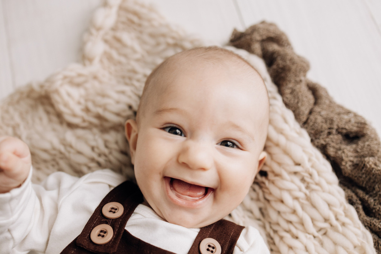 Retrato do bebê Luca sorrindo durante sessão de acompanhamento mensal registrada pelo Alba Estúdio em Lajeado
