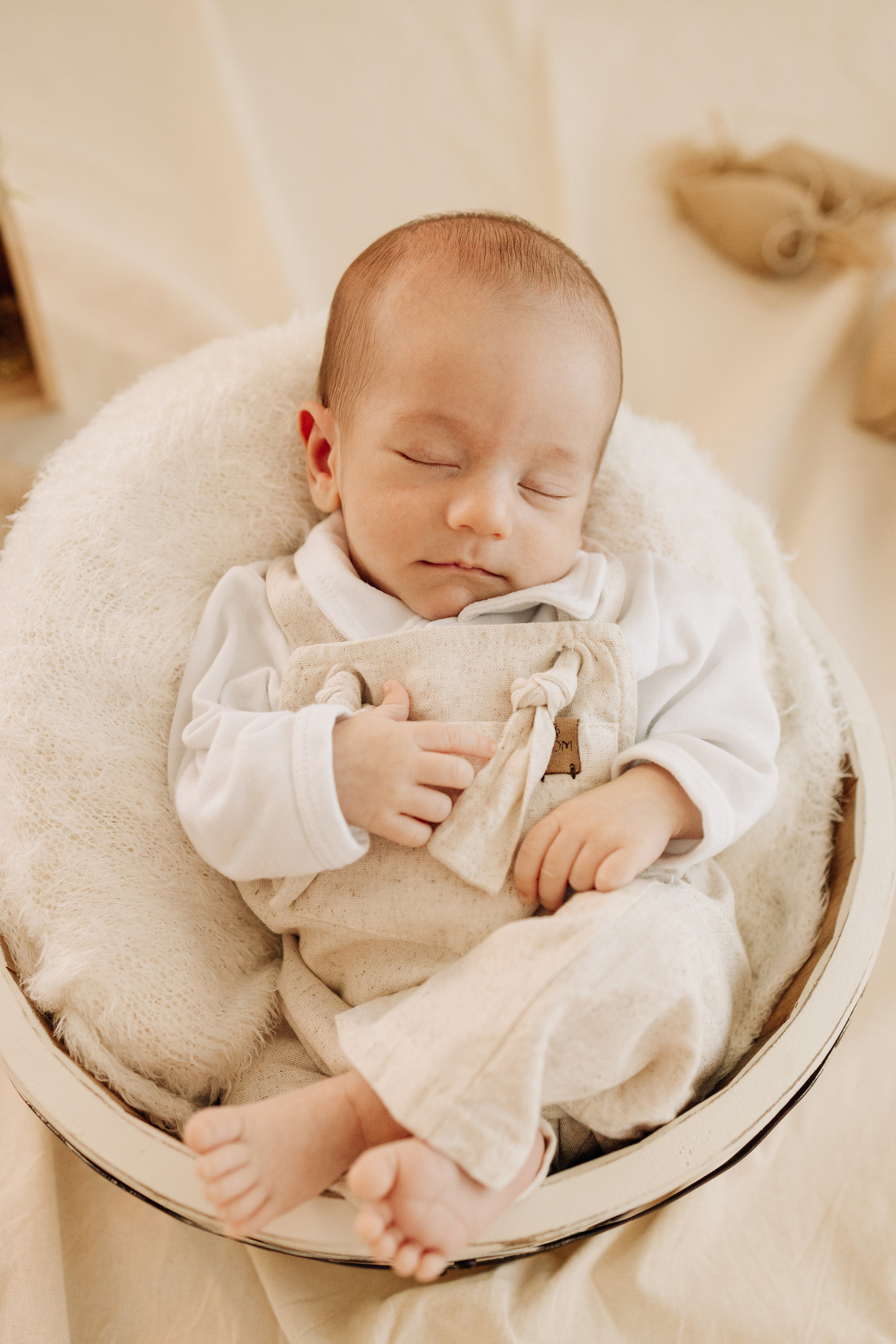 Bebê Luca recém-nascido dormindo durante ensaio newborn realizado no Alba Estúdio em Lajeado.