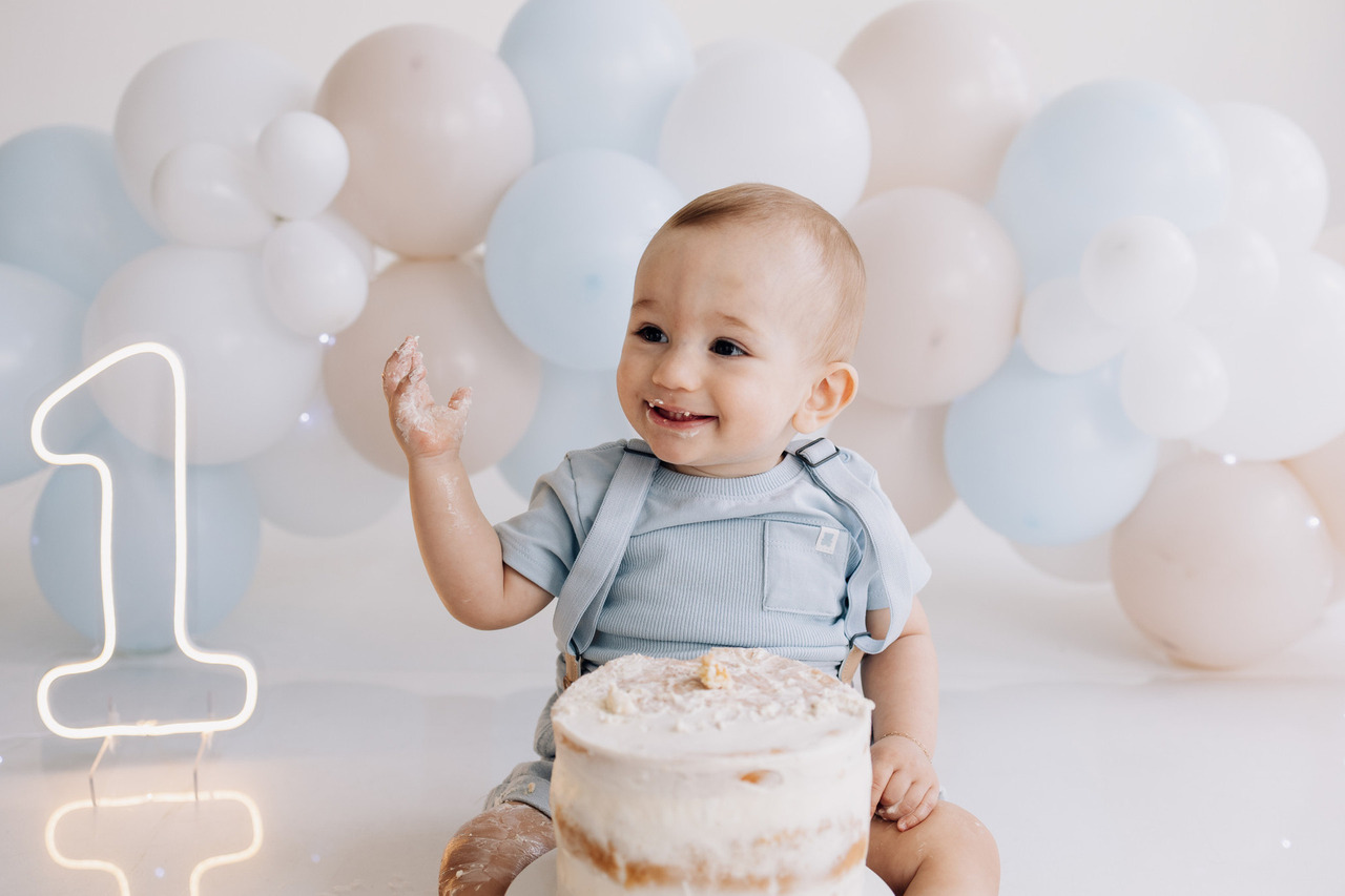 Bebê Luca comemorando 1 ano no ensaio de acompanhamento mensal com smash the cake no Alba Estúdio em Lajeado.