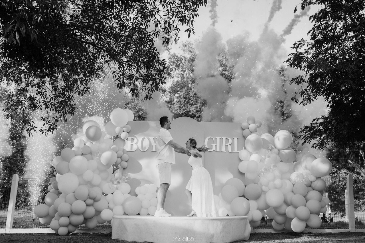 Casal comemorando durante chá revelação com fumaça e efeitos no momento da descoberta do bebê, fotografia registrada pelo Alba Estúdio em Lajeado RS.