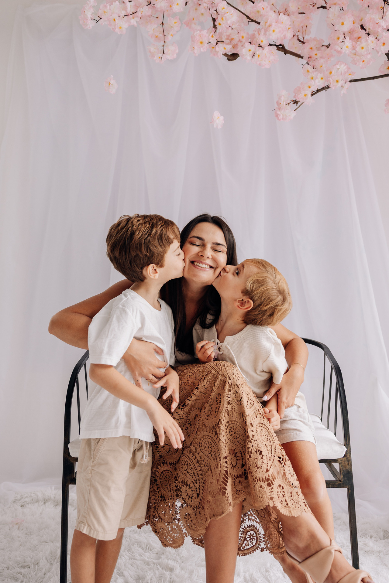 Cenário delicado do Especial Dia das Mães com árvore Sakura e ambientação minimalista, criado pelo Alba Estúdio em Lajeado.