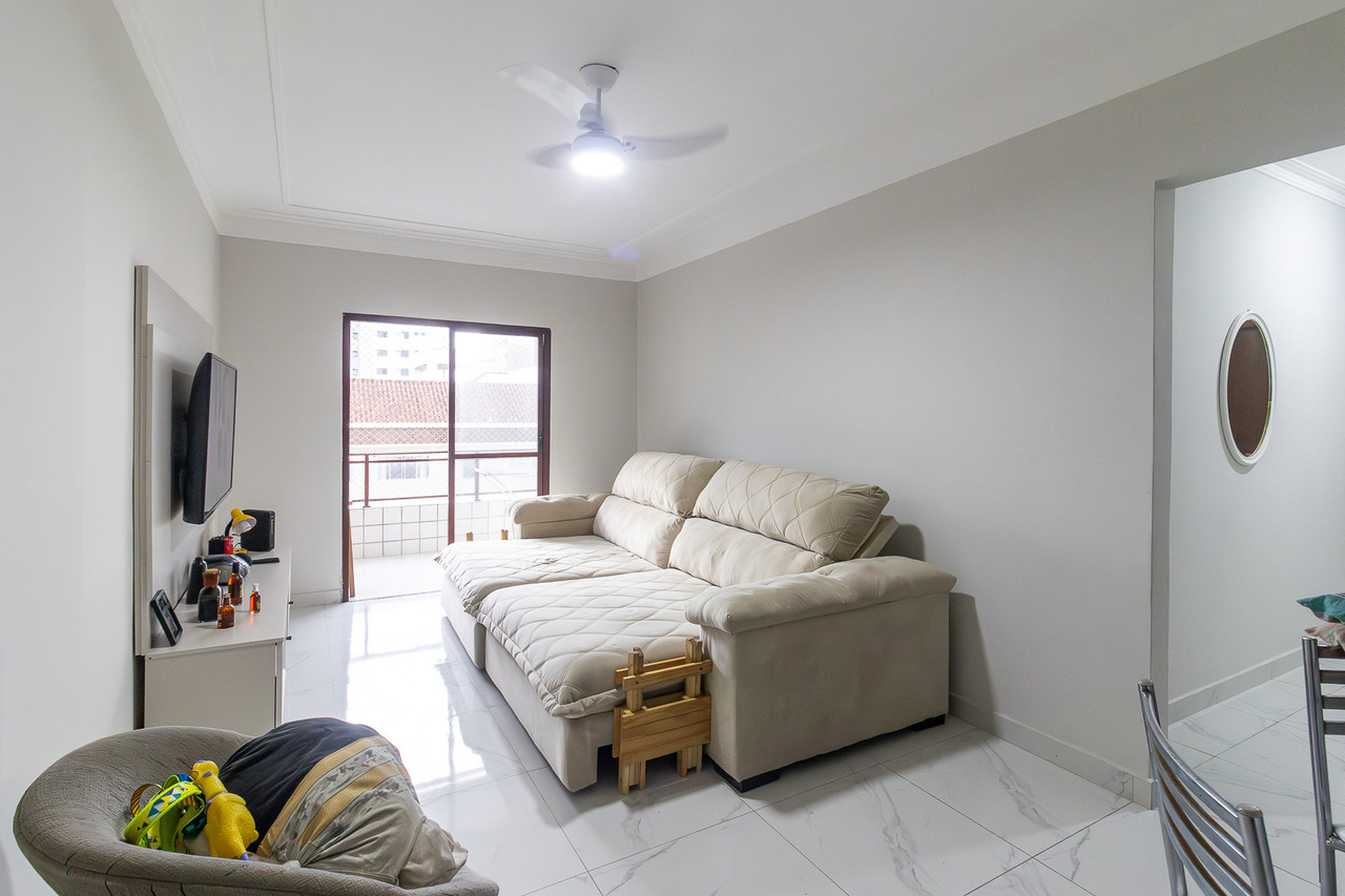 Fotografia profissional imobiliária de uma sala de um apartamento mobiliado em Vila Tupi, Praia Grande, SP, feita por Fernando Freire, fotógrafo profissional da baixada santista.