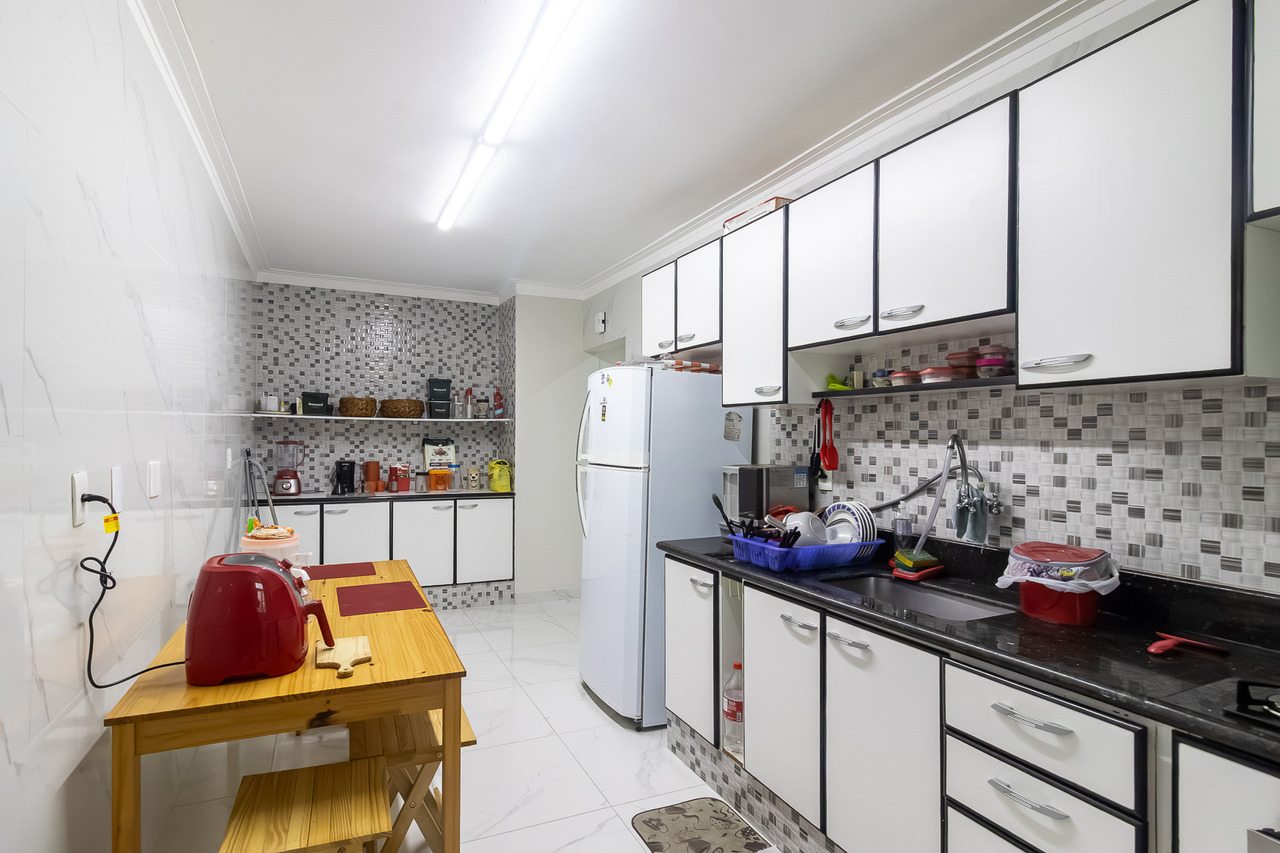 Fotografia profissional imobiliária de uma cozinha de um apartamento mobiliado em Vila Tupi, Praia Grande, SP, feita por Fernando Freire, fotógrafo profissional da baixada santista.