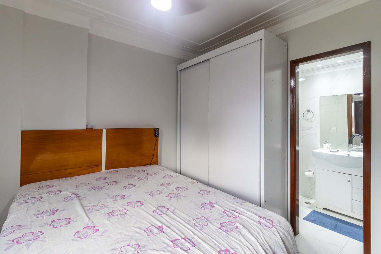 Fotografia profissional imobiliária de um quarto suíte de um apartamento mobiliado  em Vila Tupi, Praia Grande, SP, feita por Fernando Freire, fotógrafo profissional da baixada santista.