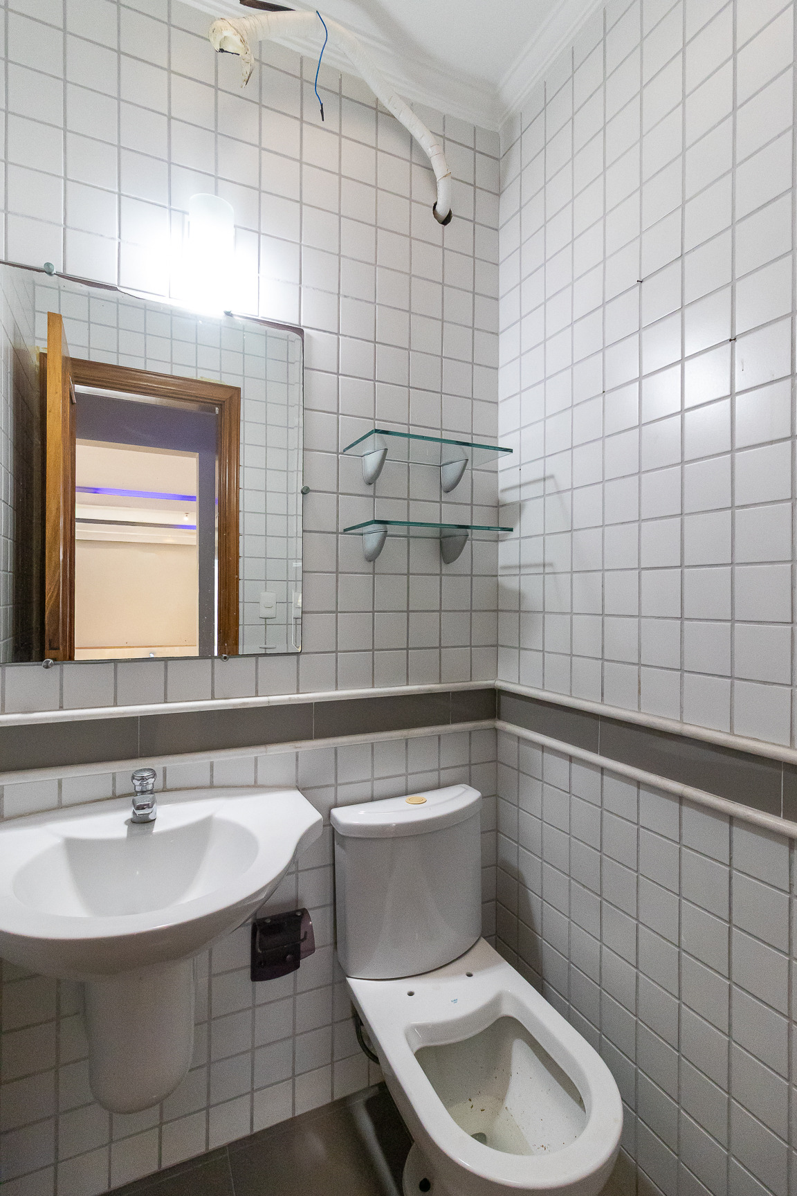 Fotografia profissional imobiliária de um lavabo de um apartamento cobertura em Canto do Forte, Praia Grande, SP, feita por Fernando Freire, fotógrafo profissional da baixada santista.