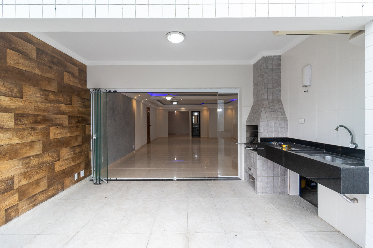 Fotografia profissional imobiliária de uma varanda de um apartamento cobertura em Canto do Forte, Praia Grande, SP, feita por Fernando Freire, fotógrafo profissional da baixada santista.