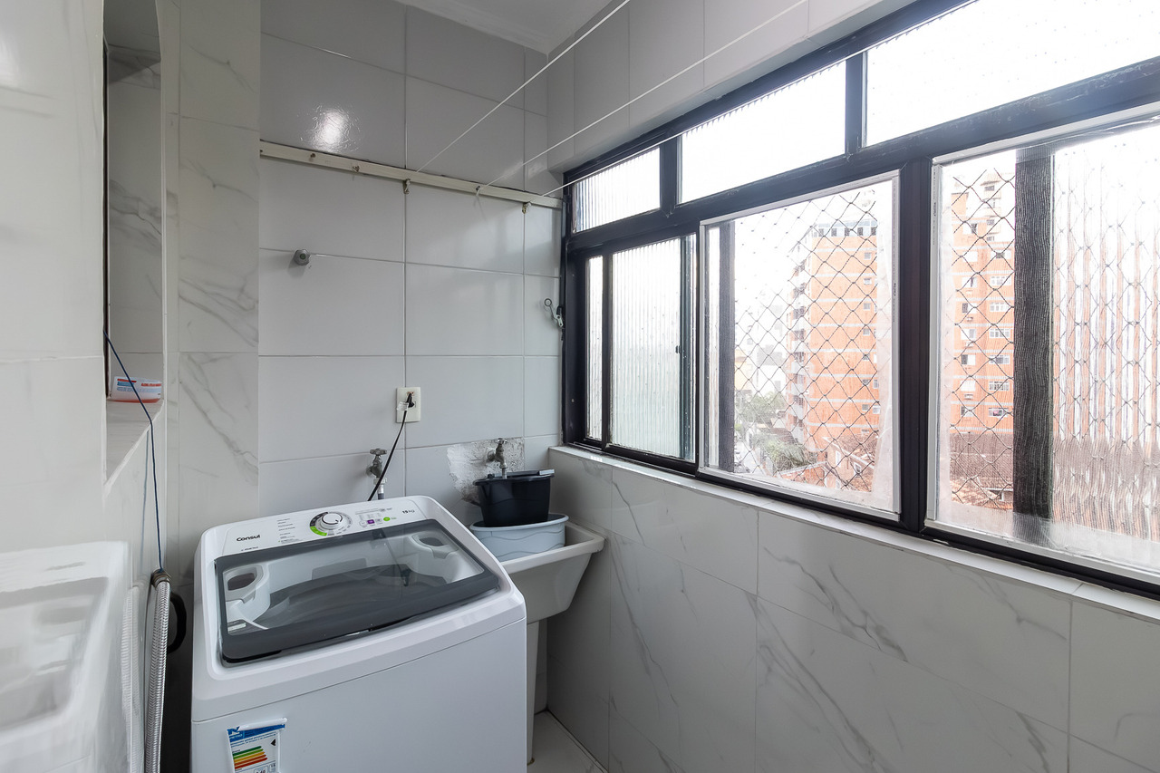 Fotografia profissional imobiliária de uma área de serviço de um apartamento mobiliado  em Vila Tupi, Praia Grande, SP, feita por Fernando Freire, fotógrafo profissional da baixada santista.