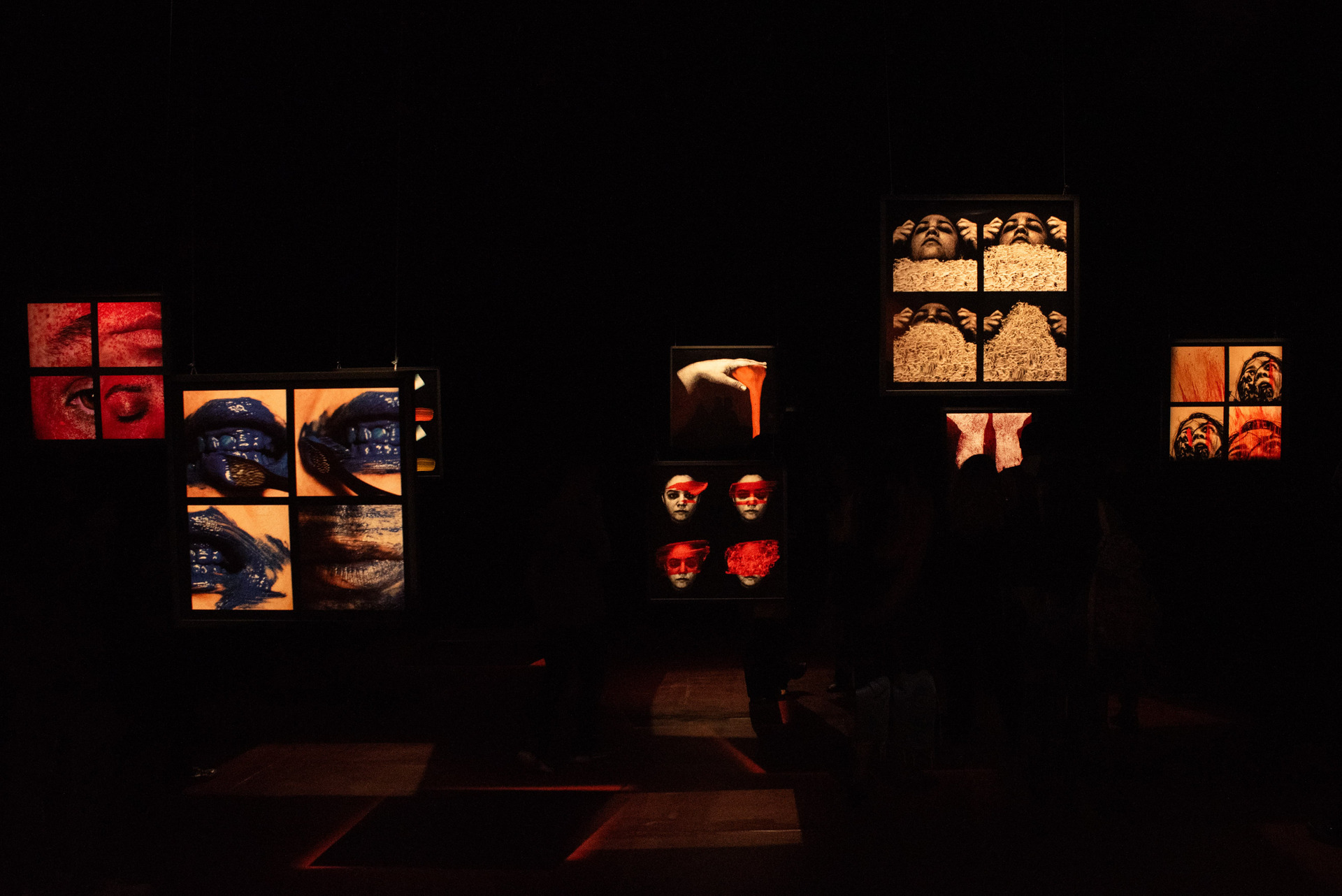 Vista geral da galeria da exposição Lírios, Rosas e Outras Flores, de Gabi Coêlho, no Sesc Arapiraca em 2023, com todas as obras expostas em um ambiente escuro e contemplativo.