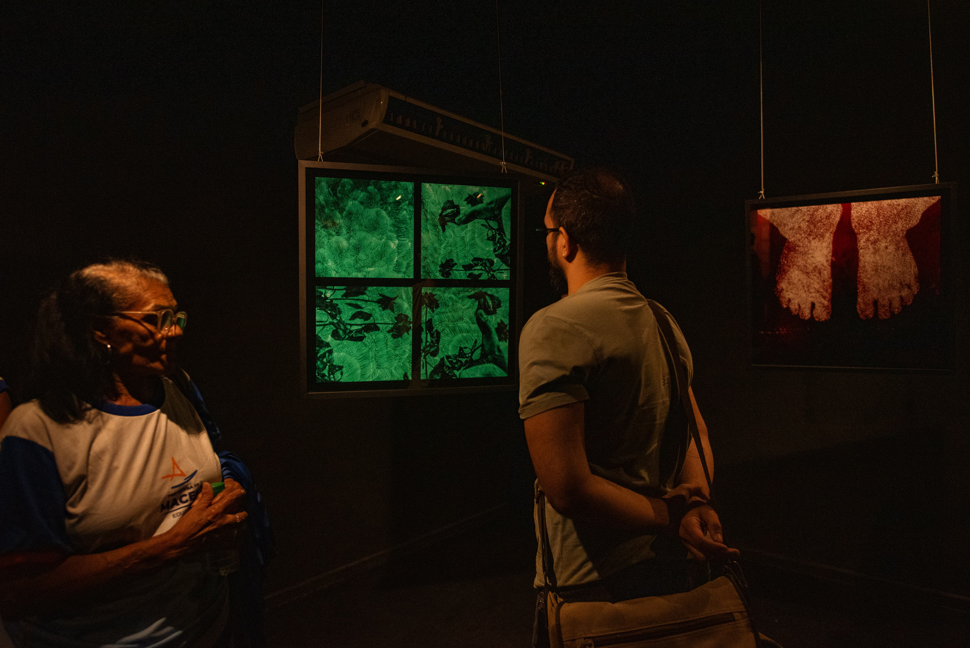 Vista parcial da exposição Lírios, Rosas e Outras Flores, de Gabi Coêlho, no Sesc Centro em Maceió, mostrando fotografias e instalações organizadas em um percurso sensível.