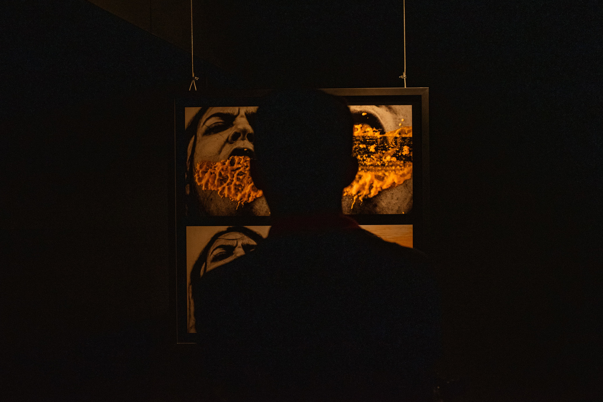 Fotografia de detalhe de uma obra da exposição Lírios, Rosas e Outras Flores, de Gabi Coêlho, no Sesc Centro, destacando gestos, camadas e intensidade emocional.