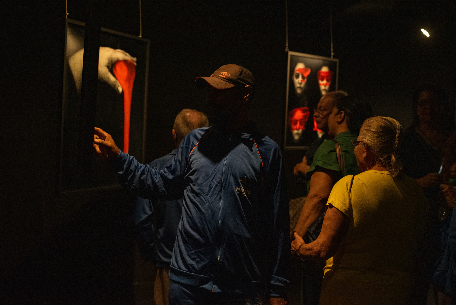 Ambiente expositivo da mostra Lírios, Rosas e Outras Flores, de Gabi Coêlho, em Maceió, reunindo fotografia autoral e instalação em uma narrativa sobre intimidade e presença.