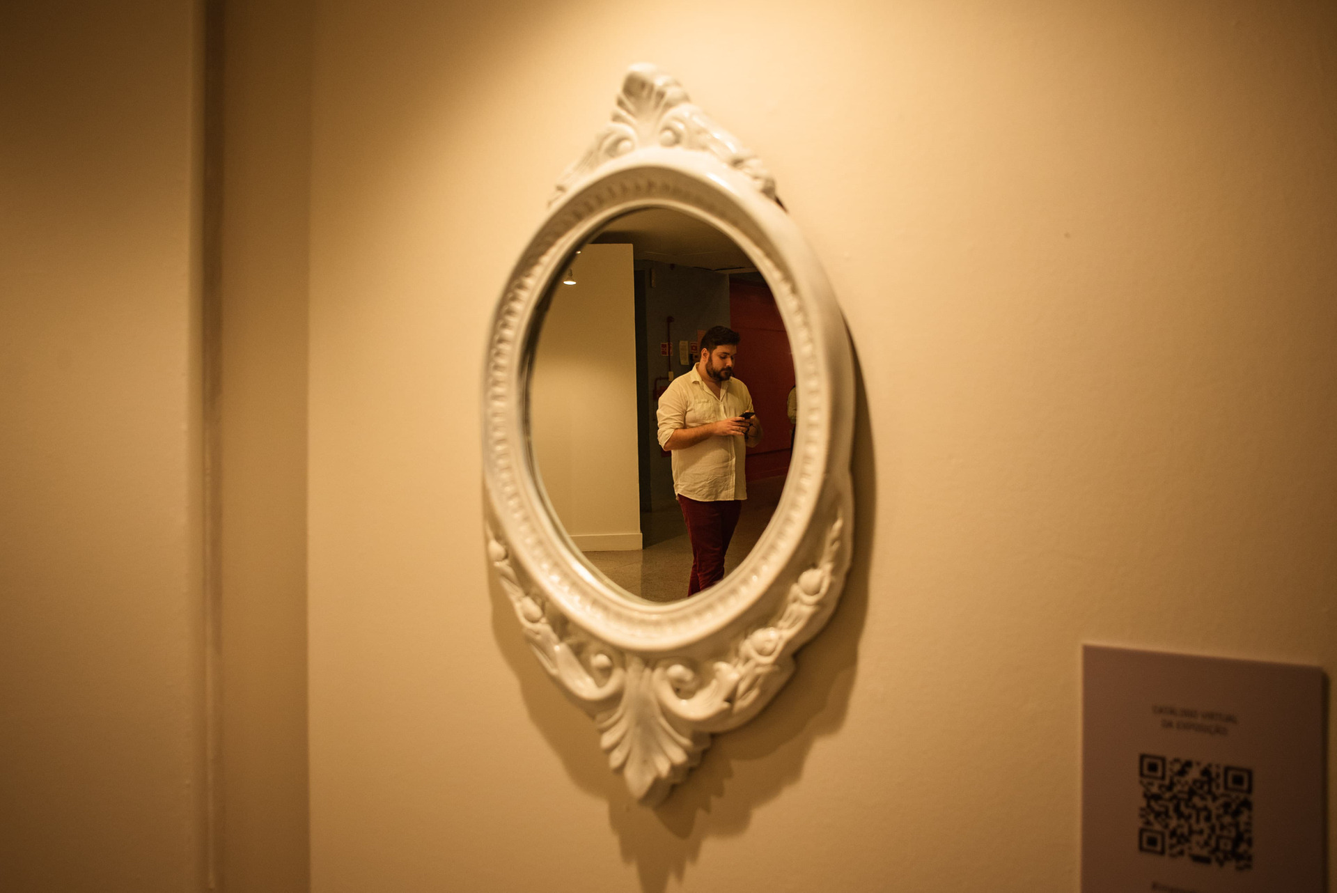 Detalhe de obra da exposição Imensidão Íntima, de Gabi Coêlho, em 2023, revelando texturas visuais e uma investigação poética sobre intimidade e presença.