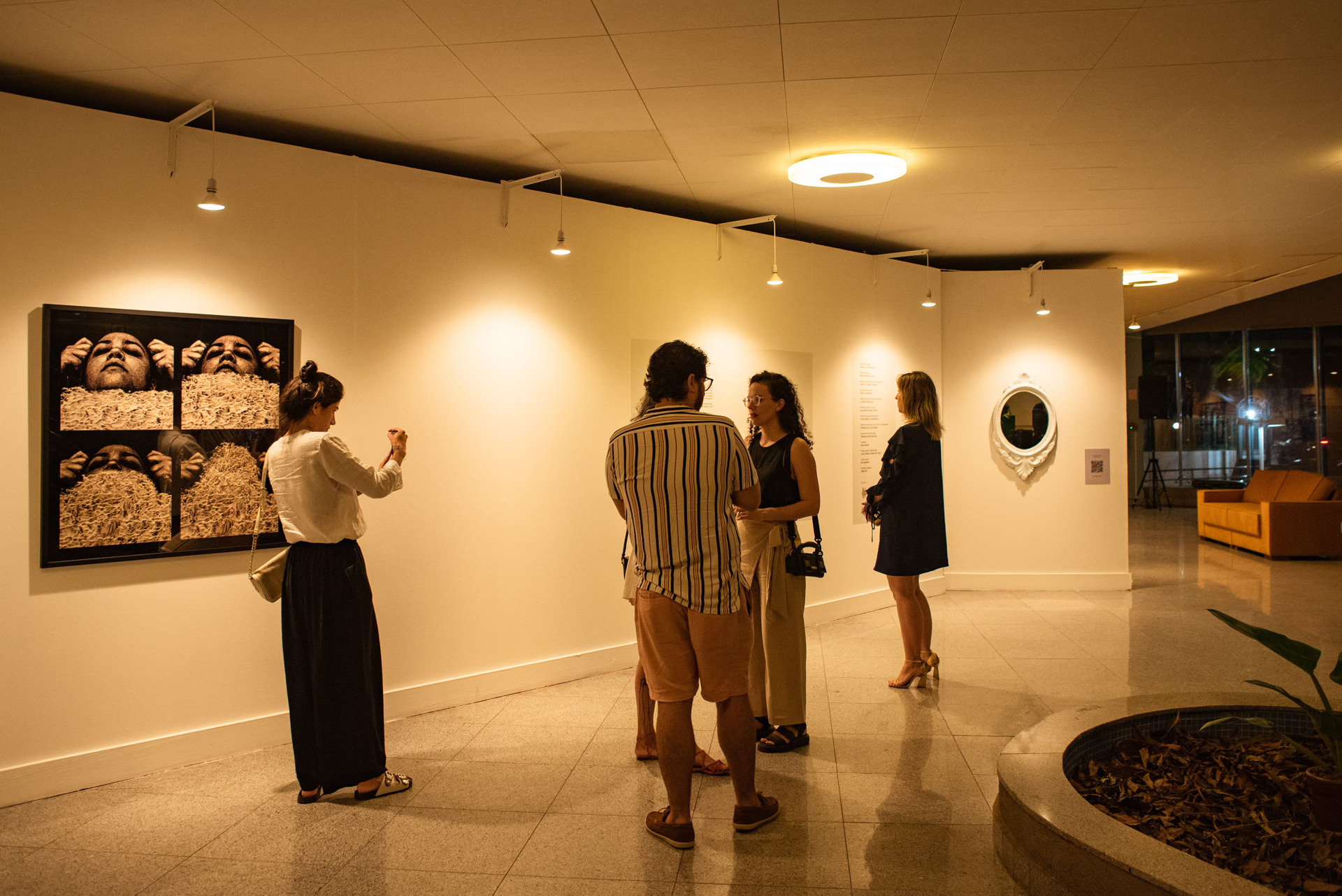 Vista lateral da exposição Imensidão Íntima, de Gabi Coêlho, com obras organizadas em diálogo com o espaço arquitetônico e a narrativa íntima da artista.