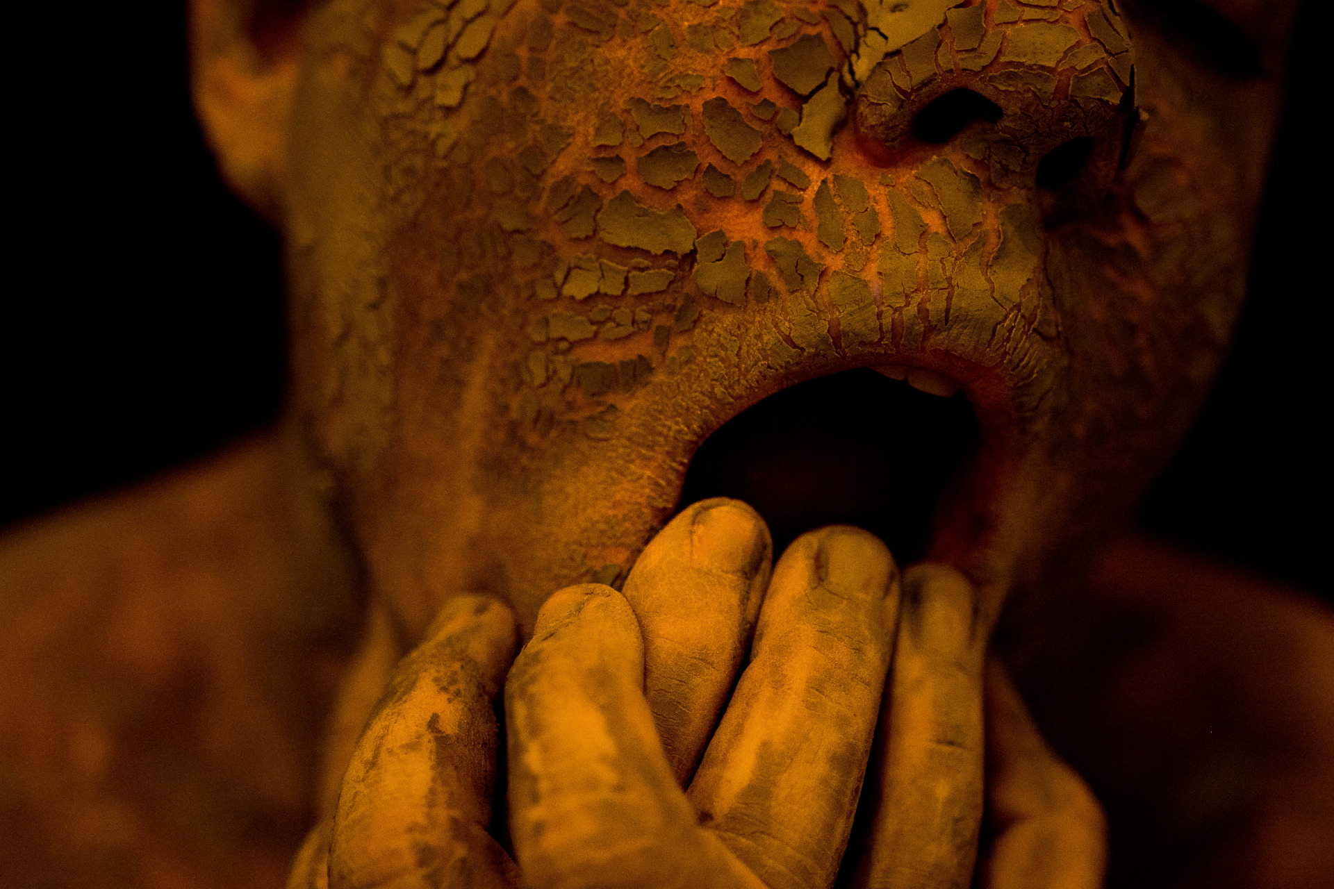 Autorretrato da artista visual alagoana Gabi Coêlho em detalhe, coberta de textura de argila