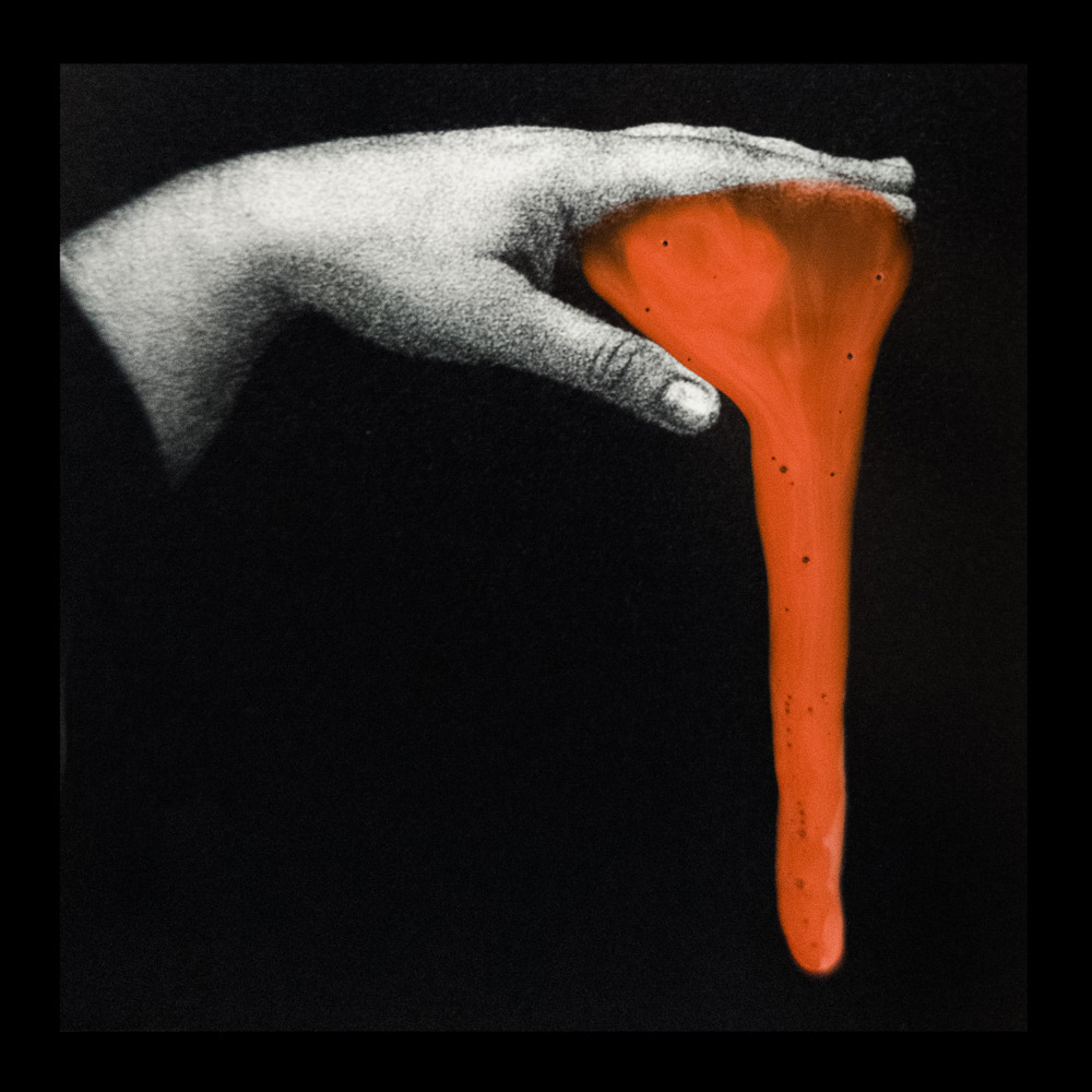 Autorretrato da artista visual Gabi Coêlho em close da boca com arames